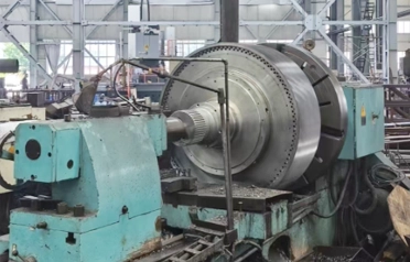 Hur kan utmaningarna med att bearbeta stora, specialtillverkade komponenter lösas? Tangshan Yuexin Machinerys kraftiga horisontella svarvar möjliggör precisionsbearbetning av stora delar.